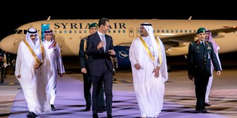 الرئيس الأسد يصل الرياض للمشاركة في أعمال القمة العربية الطارئة