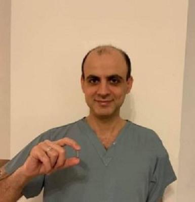  أكبر مشافي لندن.. طبيب سوري يزرع أصغر بطارية قلب في العالم