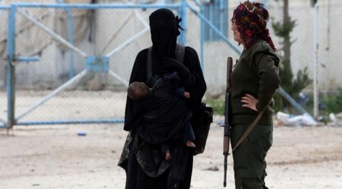  من ميليشيا “قسد” يهرّبون نساء “داعش” من مخيم الهول مقابل آلاف الدولارات
