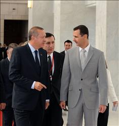 الأسد مستقبلا أردوغان بدمشق أمس 