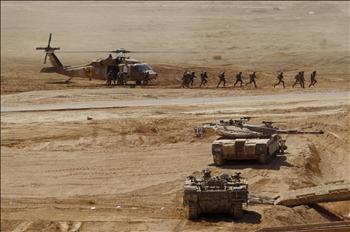 جانب من المناورات الإسرائيلية في صحراء النقب شمالي مدينة إيلات أمس.