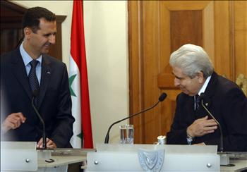 خريستوفياس ينحني للأسد خلال مؤتمرهما الصحافي المشترك في نيقوسيا أمس