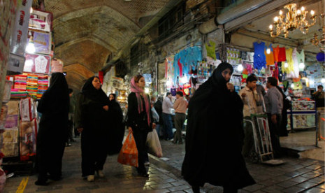 حركة الناس في بازار طهران القديم
