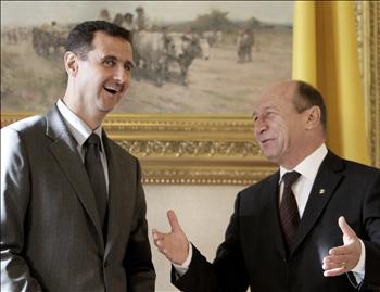 الأسد وباسيسكو خلال لقائهما في بوخارست أمس