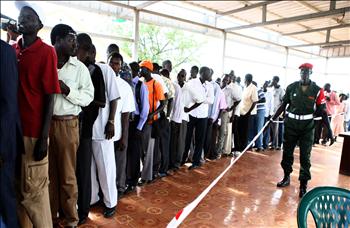 سودانيون جنوبيون يصطفون أمام أحد مراكز تسجيل الناخبين في الاستفتاء في جوبا أمس