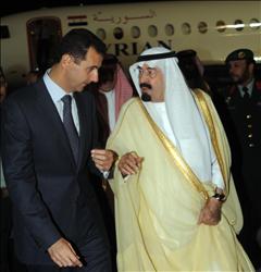 الملك عبد الله خلال استقباله الأسد في القاعدة الجوية في الرياض أمس 