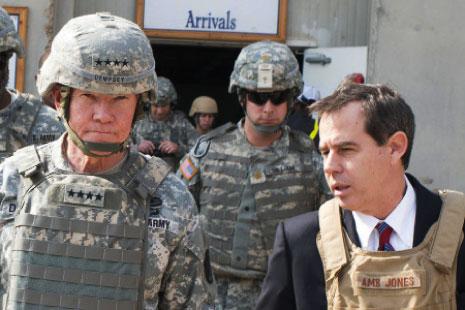 طلب ديمبسي من الحكومة العراقية وضع المستشارين الأميركيين في مقدمة القوات البرية التي تخوض الحرب (أ ف ب) 