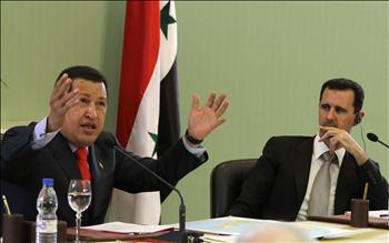 الأسد وتشافيز خلال المؤتمر الصحافي المشترك في دمشق أمس