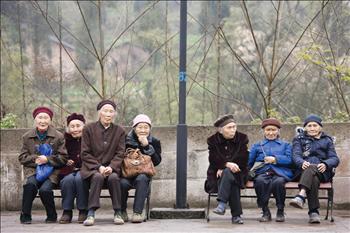 نساء صينيات يسترحن في حديقة عامة في شونغكينغ، في صورة تعود للعام 2008. ويُتوقّع أن يصل عدد من هم فوق 60 عاماً، الى نحو 440 مليون نسمة بحلول 2050، وأكثر من 100 مليون بعمر يزيد عن 80.