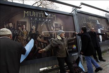 المحتجون الأتراك يمزقون اللوحات الإعلانية التي تروج لمسلسل «القرن العظيم» ويرشقونها بالبيض. 