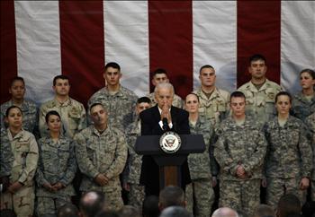 بايدن خلال لقائه جنود قوات الاحتلال الأميركي في قاعدة فيكتوري قرب مطار بغداد أمس