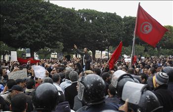 متظاهرون تونسيون يهتفون ضد بن علي في تونس العاصمة أمس 