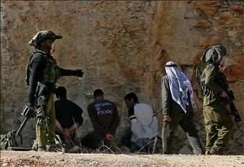 جنديان من الاحتلال يعتقلا ن فلسطينيين في الخليل أمس