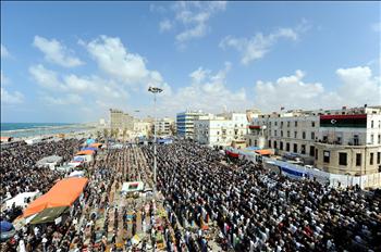 ليبيون يؤدون صلاة الجمعة في بنغازي، أمس 