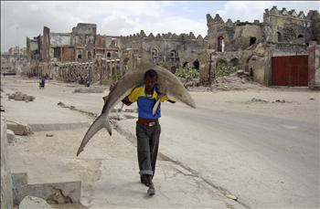 الصورة التي التقطها المصور الصومالي عمر الفيصل ونالت المرتبة الأولى في فئة «الحياة اليومية» في مقديشو في الصومال. 