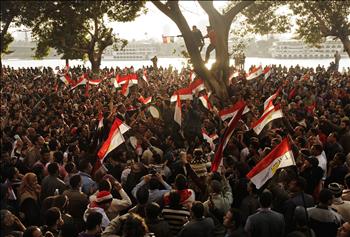 متظاهرون تحت مبنى التلفزيون في القاهرة صباح أمس