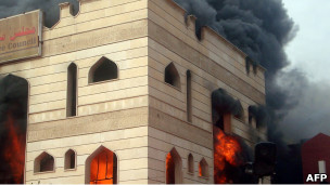 مبنى المحافظة وقد اضرمت النار فيها
