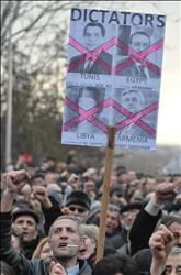 متظاهرون يرفعون صورة سركيسيان إلى جانب بن علي ومبارك والقذافي في لافتة كُتب عليها «ديكتاتور» أمس في يريفان