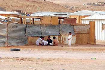 أطفال سعوديون يلهون أمام بيوت من الصفيح