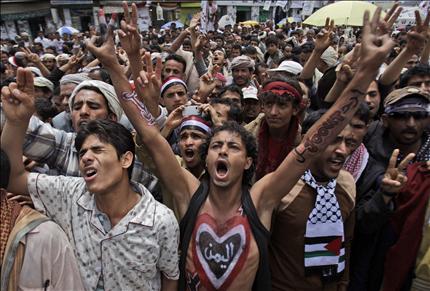 معارضون يمنيون يطالبون بتنحي صالح خلال تظاهرات في صنعاء امس