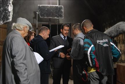 منذر رياحنة بين الفنان عابد فهد والمخرج الخطيب اثناء التصوير 