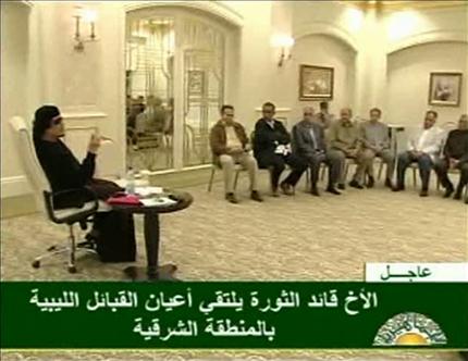 القذافي خلال لقائه مسؤولين قبليين من شرق البلاد في طرابلس امس (رويترز) 