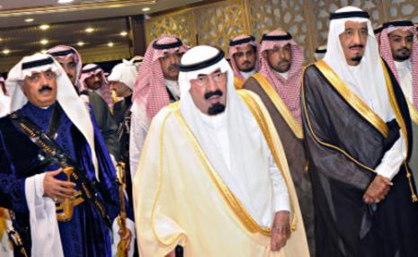 الملك السعودي مشاركاً إلى جانب الأمير سلمان في مهرجان الجنادرية (أ ف ب ــ أرشيف)