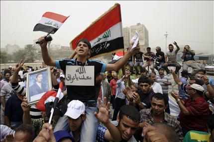 عراقيون يهتفون ضد الحكومة خلال تظاهرة في بغداد امس
