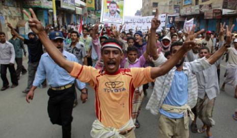 محتجون يشاركون في مسيرة للمطالبة باسقاط صالح في صنعاء (خالد عبد الله - رويترز) 