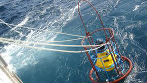الجهاز المستخدم في قياس انحراف قاع المحيط 