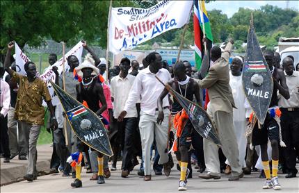 سودانيون يتظاهرون في جوبا أمس احتجاجا على دخول الجيش الشمالي لمنطقة آبيي (أ ف ب) 