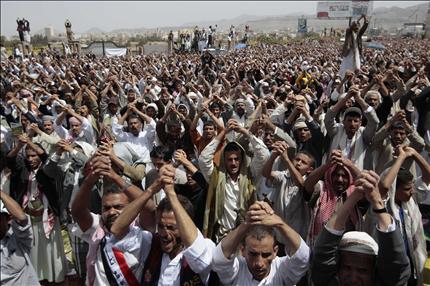 معارضون لصالح يتظاهرون في صنعاء أمس (رويترز) 