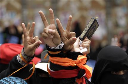 يمنيات معارضات يرفعن علامة النصر خلال تظاهرة في تعز امس (رويترز) 