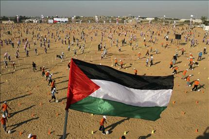 أطفال غزة يحطمون الرقم القياسي لأكبر عدد من اللاعبين بكرة القدم في الوقت نفسه في مخيم صيفي في رفح أمس (رويترز) 