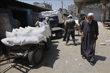 فلسطينيون يتسلمون مساعدات من «الاونروا» في مخيم رفح في غزة امس(ا ف ب) 