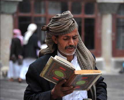 يمني يحمل القرآن الكريم خلال ادائه الصلاة في المسجد الكبير في صنعاء امس (ا ب ا) 