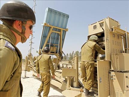 جنود اسرائيليون يجهزون بطارية «قبة حديدية» 