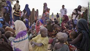 نازحون صوماليون بانتظار المساعدات الإنسانية
