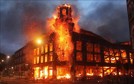 مبنى يحترق في منطقة توتنهام في لندن أمس بعد المواجهات مع الشرطة خلال الليلة السابقة(أ ب ) 