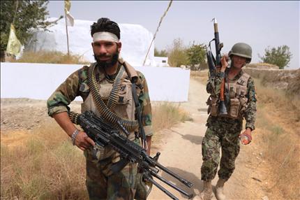 جنديان من الجيش الأفغاني في دورية قرب مسجد الملا عمر في قندهار أمس (أ ف ب) 