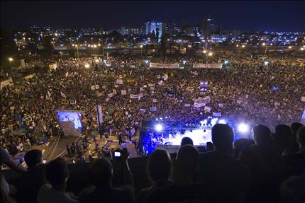 عشرات الآلاف من الإسرائيليين يتظاهرون في بئر السبع مساء أمس الأول(رويترز) 