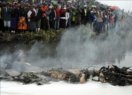 كينيون قرب جثث محترقة جراء انفجار انبوب النفط في نيروبي امس (ا ف ب) 