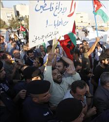 اردنيون يتظاهرون امام السفارة الاميركية في عمان امس للمطالبة باغلاق السفارة (رويترز) 