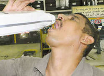 اليمني محمد عمر وهو يشرب زيوت محركات السيارات
