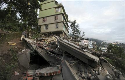 ركام منزل هدمه الزلزال في غانغتوك في الهند امس (ا ب) 