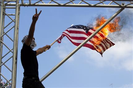 فلسطيني يحرق علماً أميركياً في رام الله خلال تجمع لدعم إعلان الدولة أمس (أ ب أ) 