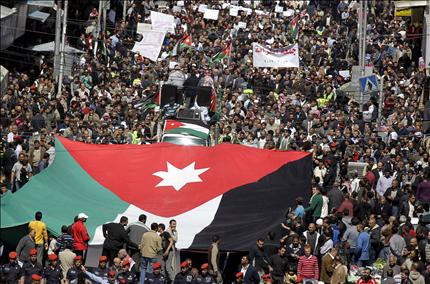اردنيون يتظاهرون في عمان امس للمطالبة باصلاحات سياسية (ا ف ب) 