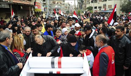 مناصرون للأسد يوقعون على أطول رسالة في العالم في دمشق أمس (رويترز) 