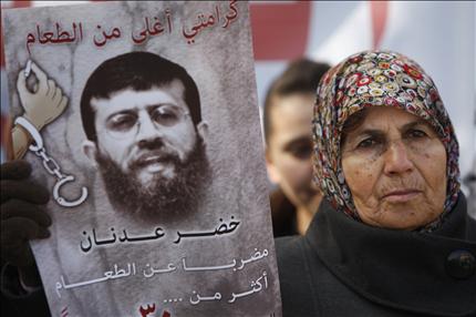 فلسطينية تشارك في تظاهرة تطالب بالإفراج عن الأسرى في السجون الإسرائيلية في رام الله أمس (أ ب) 