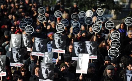 اتراك يتظاهرون امام محكمة في اسطنبول امس مع اقتراب صدور حكم في قتل الصحافي الارمني الأصل هرانت دينك في العام 2007 (ا ف ب) 